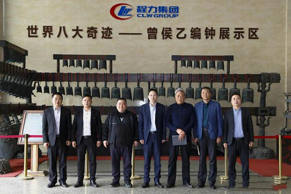 在程力汽車集團總部迎賓大廳，雙方代表觀摩世界八大奇跡編鐘后合影紀念